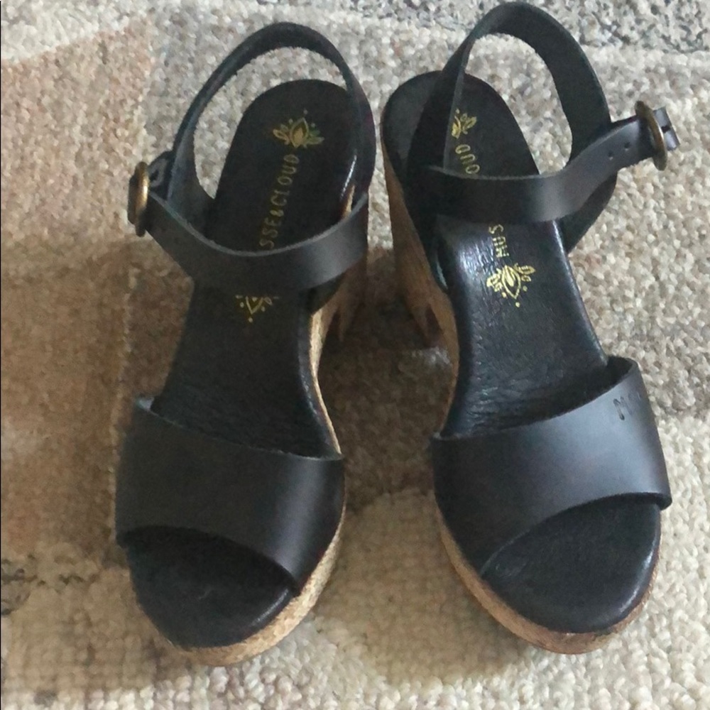 Mussel & Cloud black wedges